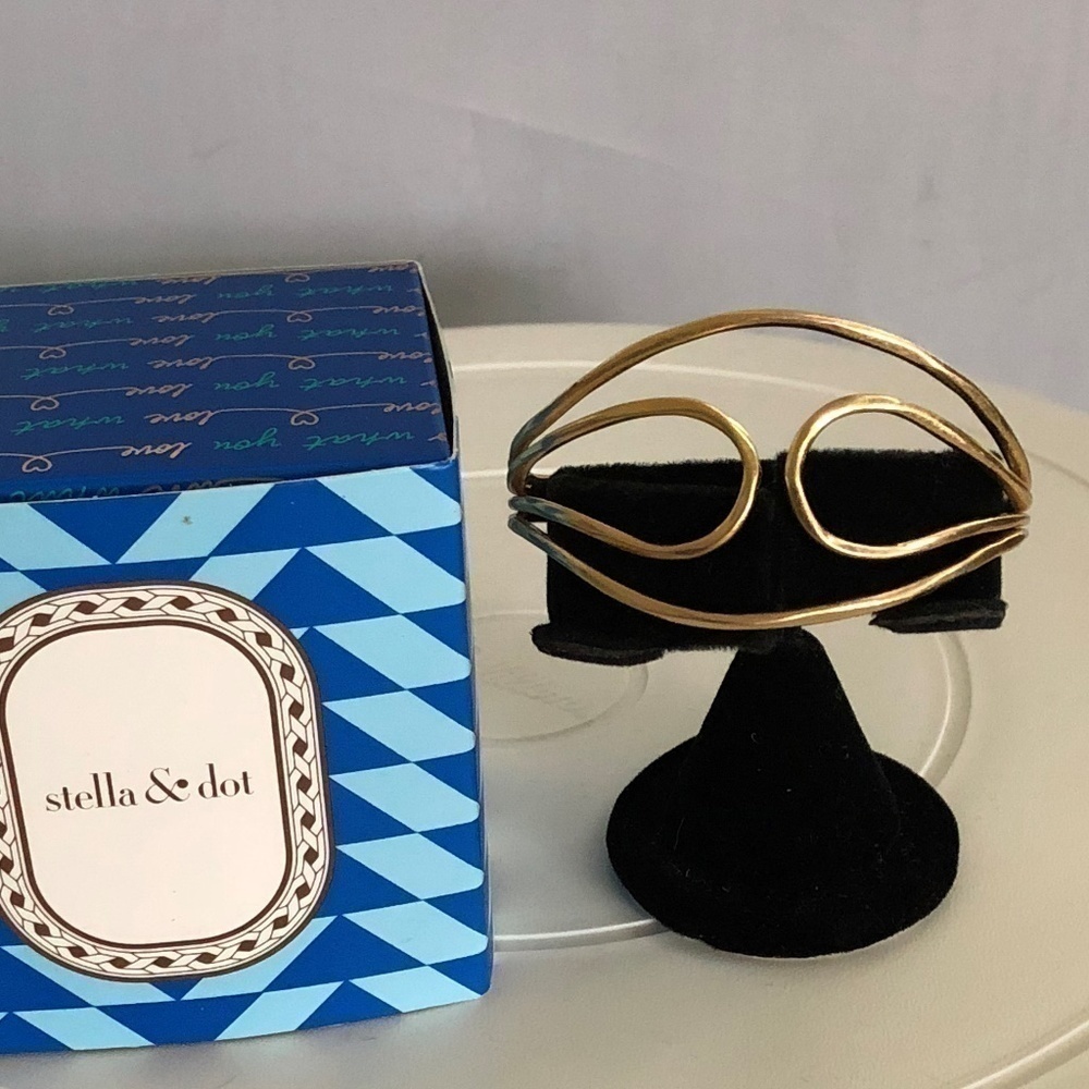 𝅺STELLA & Dot Fitz Cuff Bracelet New in Box